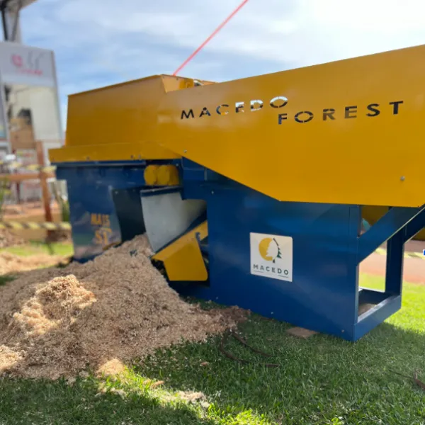 Equipamento Macedo Forest para operações de corte e processamento de madeira