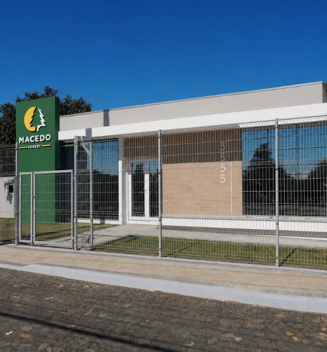 Unidade da Macedo Forest destacando a estrutura da empresa e seu suporte ao setor madeireiro